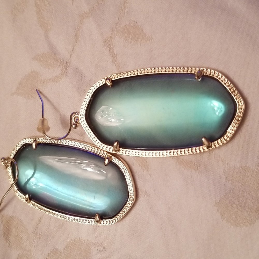 Classic Kendra Scott earrings!